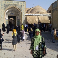 Di depan masjid di Isfahan