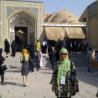 Di depan masjid di Isfahan